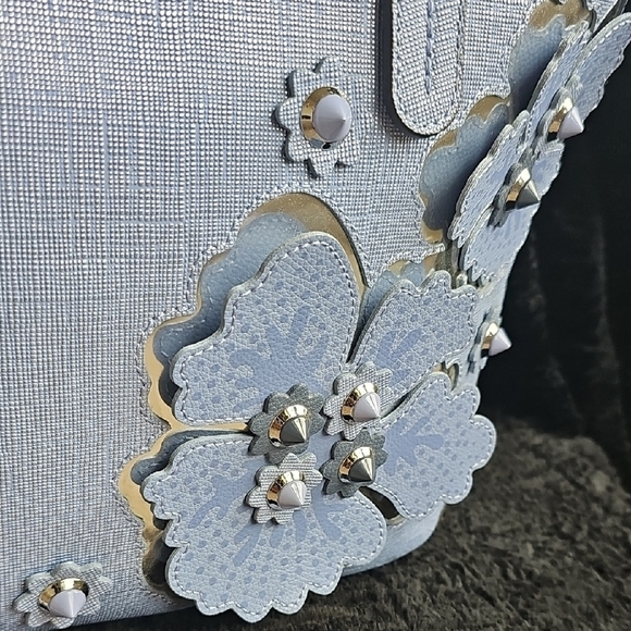 Henri Bendel Stunning Periwinkle Blue & Gold Tote with 3D Floral Cutouts NWT - Picture 4 of 14